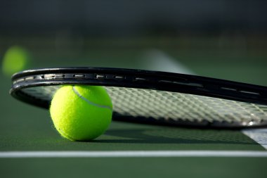 Tenis topu ve raket