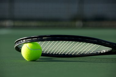 Tenis topu ve raket