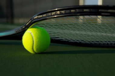 Tenis topu ve raket