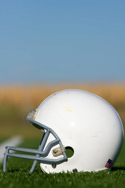 Американський футбол шолом на полі — стокове фото