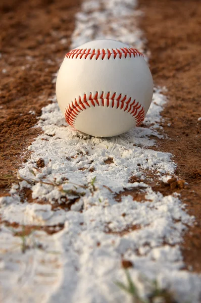Baseball liituviivalla — kuvapankkivalokuva