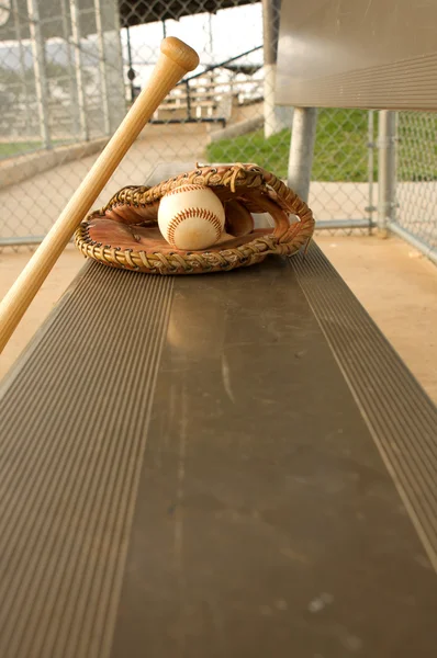 Bate de béisbol y guante en el Dugout — Foto de Stock