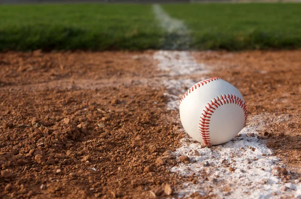 Baseball sulla linea del gesso — Foto Stock