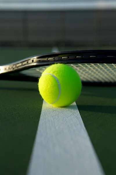 Tenis topu ve raket — Stok fotoğraf