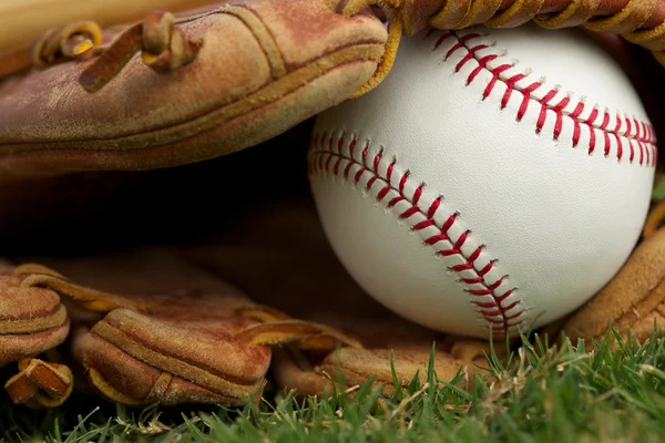 Honkbal in een handschoen close-up — Stockfoto