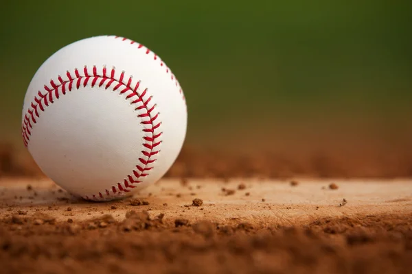 Baseball auf dem Pitcher-Hügel — Stockfoto