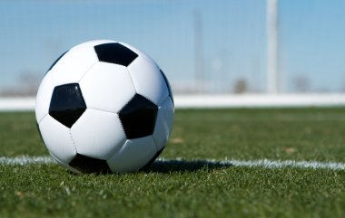 Futbol topu hedefe yakın