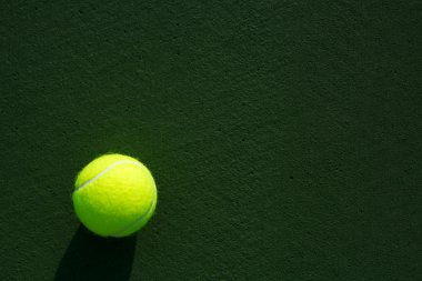 Sahada tenis topu