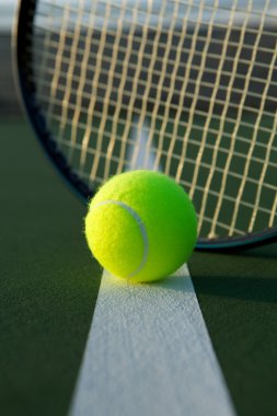 Tenis topu ile raket