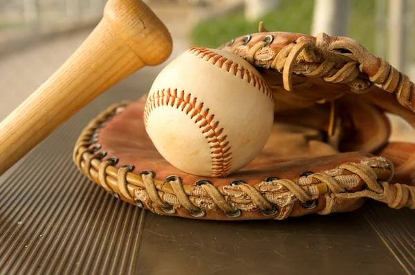 Bate de béisbol y guante en el Dugout —  Fotos de Stock