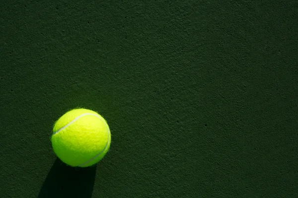 Tenisový míč na hřišti — Stock fotografie