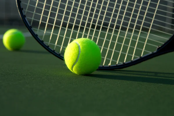 Pelota de tenis y raqueta de cerca —  Fotos de Stock