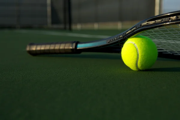 Pelota de tenis y raqueta —  Fotos de Stock