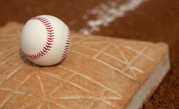 Baseball auf der Basis — Stockfoto