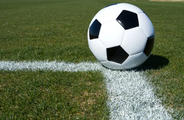 Pelota de fútbol en el campo — Foto de Stock