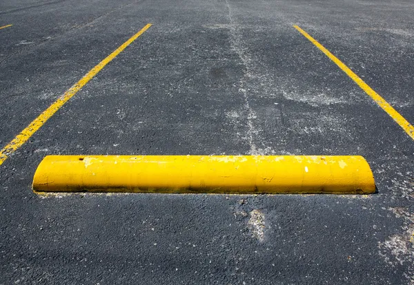 Plaza de aparcamiento vacía de edad — Foto de Stock