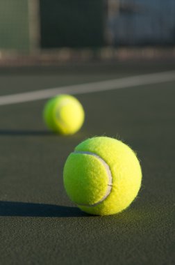 Sahada tenis topları