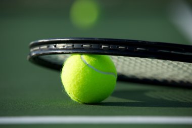 Tenis topu ve raket