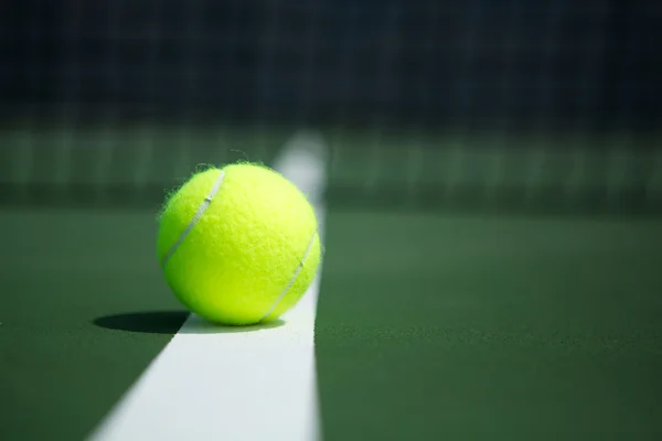 Pelota de tenis en la cancha — Foto de Stock