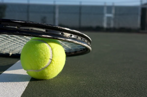 Bola de tênis fechar e raquete — Fotografia de Stock