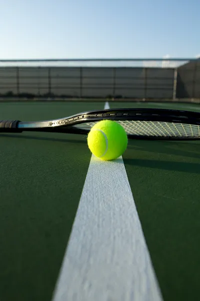 Pelota de tenis de cerca con líneas de pista —  Fotos de Stock