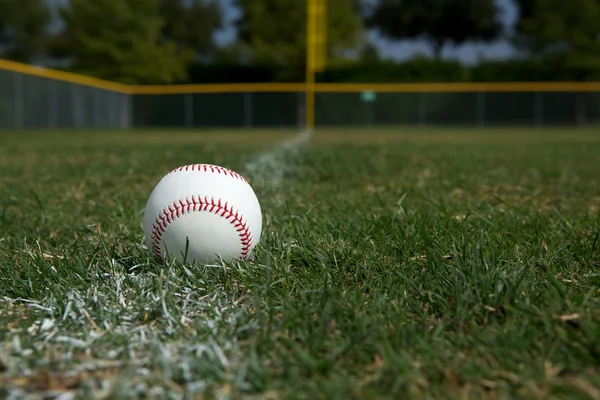 Honkbal op de krijt lijn — Stockfoto