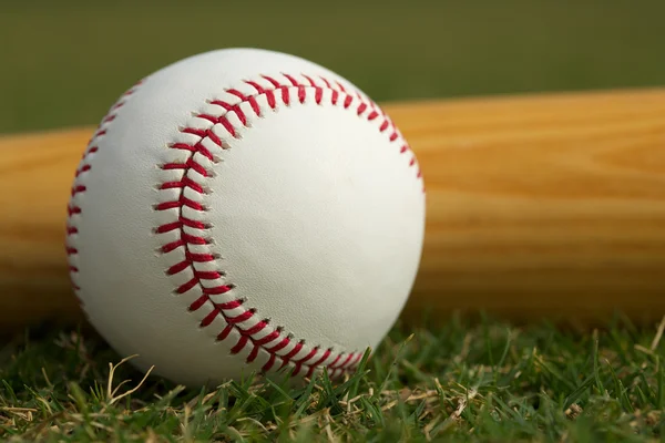 Baseball z bat — Zdjęcie stockowe