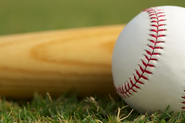Baseball close-up & bat — Fotografia de Stock