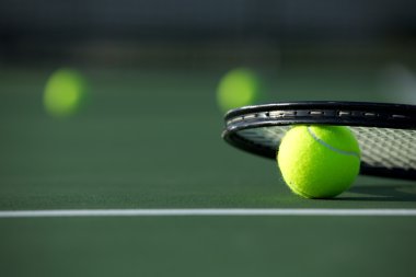 Tenis topu ve raket