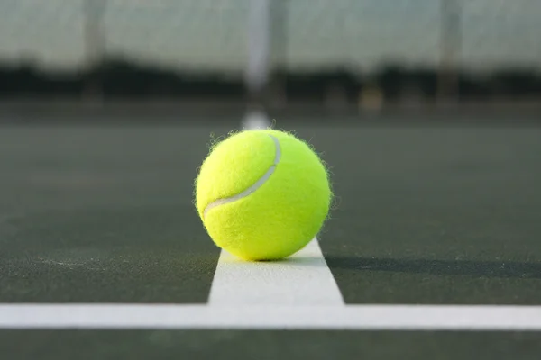 Mahkeme hatlarında tenis topu — Stok fotoğraf