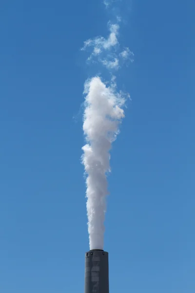 Inquinamento atmosferico da un impianto industriale — Foto Stock