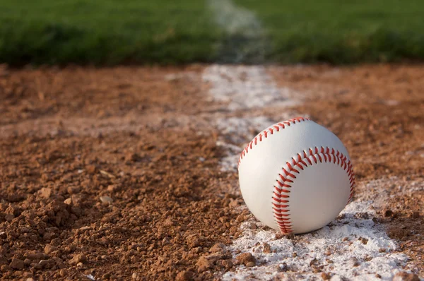 Béisbol de cerca en la línea de tiza — Foto de Stock