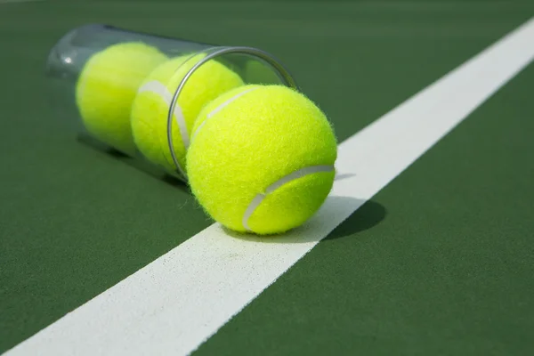 Palle da tennis da un contenitore — Foto Stock