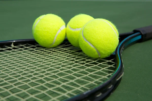 Tenis topu raket üzerinde