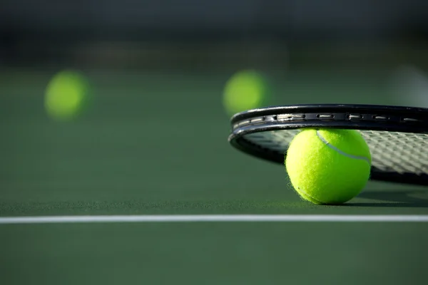 Pelota de tenis y raqueta — Foto de Stock