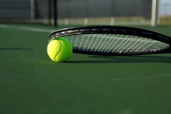 Pelota de tenis y raqueta — Foto de Stock