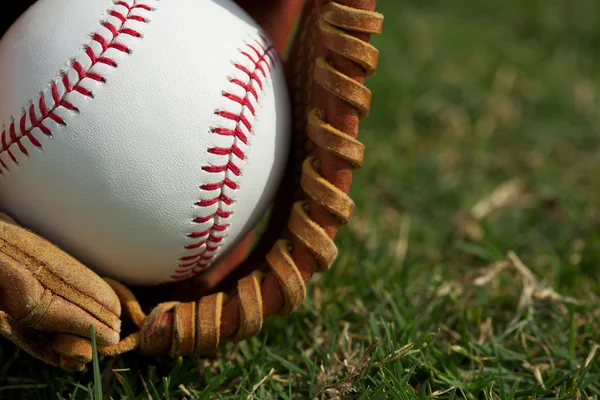 Beisebol fechar em uma luva — Fotografia de Stock