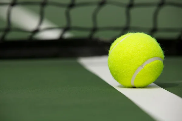 Pelota de tenis cerca de la red —  Fotos de Stock