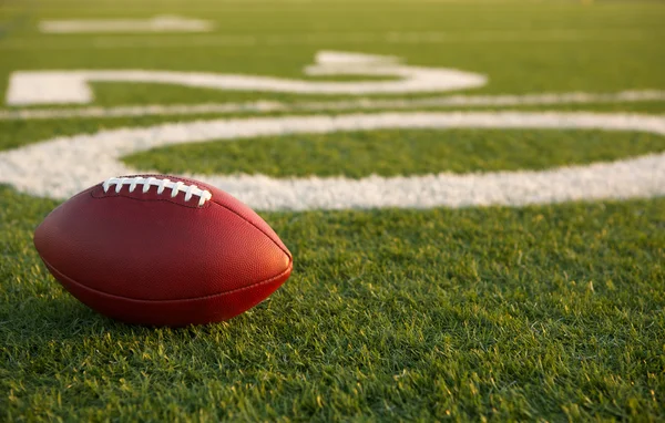 Amerikaanse voetbal in de buurt van de twintig — Stockfoto