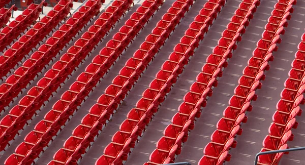 Сиденья на стадионе — стоковое фото