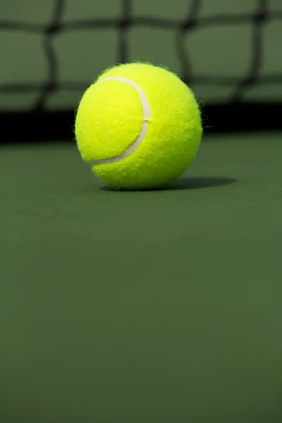 Bola de tênis no campo — Fotografia de Stock