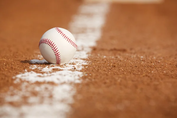 Baseball auf dem Infield Kreide Linie — Stockfoto