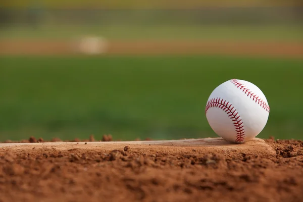 Baseball auf dem Pitcher-Hügel — Stockfoto