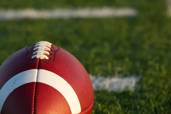 Football Americano da vicino con il campo oltre — Foto Stock