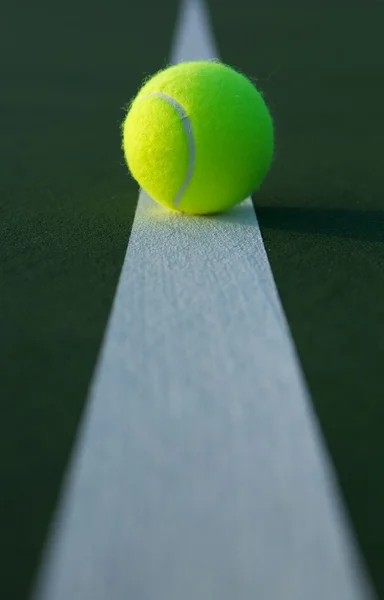 Piłki tenisowe na linii sąd — Zdjęcie stockowe