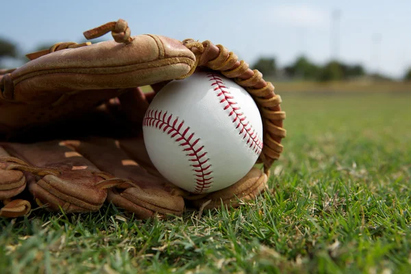 Béisbol en un guante en el campo — Foto de Stock