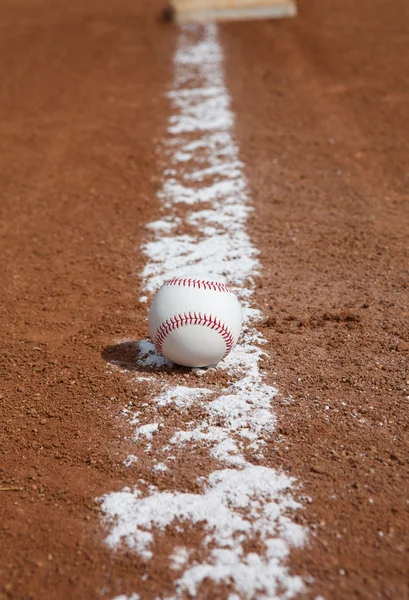 Beisebol na linha de giz — Fotografia de Stock