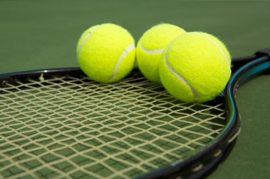 Tenis topu raket üzerinde