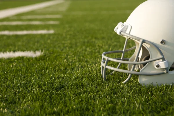 Capacete de futebol americano em campo — Fotografia de Stock