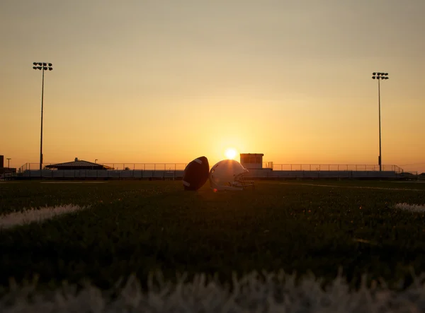 Fotboll och hjälm på fältet — Stockfoto